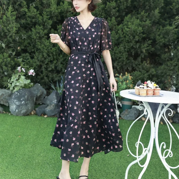 V领碎花休闲连衣裙女2025夏季新款时尚收腰显瘦气质中长款A字裙