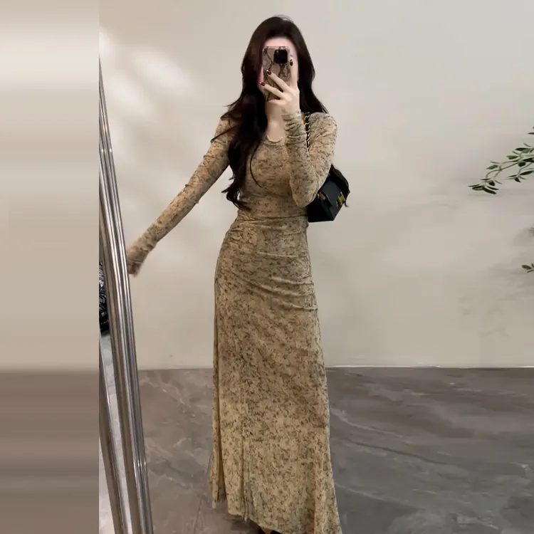 美拉德复古长袖扎染连衣裙子秋冬2025新款设计感收腰显瘦包臀长裙