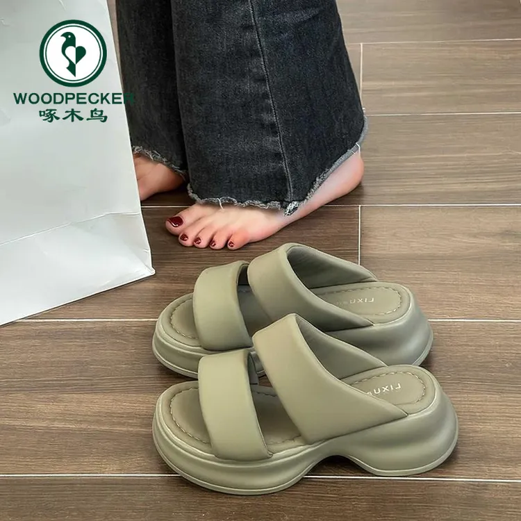 啄木鸟厚底踩屎感拖鞋女夏外穿2025新款松糕一字拖高级感沙滩凉鞋