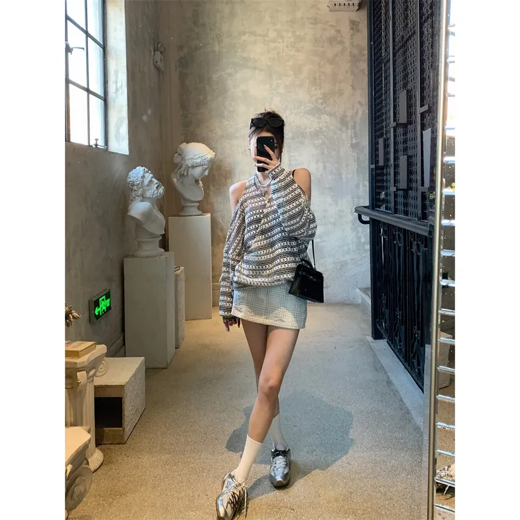 固质老钱风条纹挂脖一字肩露背针织衫女秋设计感镂空罩衫露肩上衣