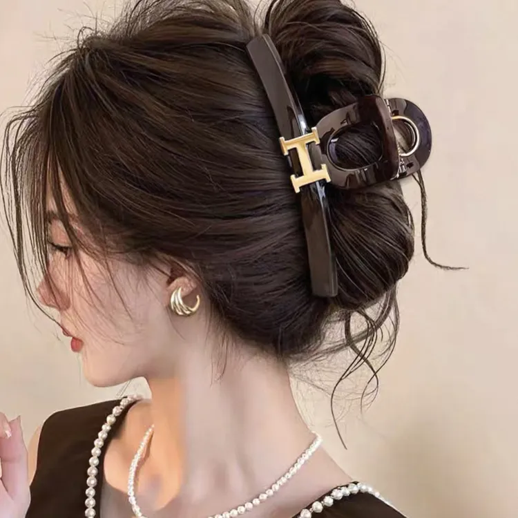 春日高端小香风抓夹女2025新款高级感后脑勺发夹鲨鱼夹发量多发饰