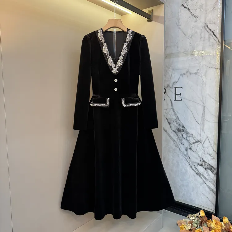 2025胖mm显瘦时尚轻奢欧货重工亮钻气质丝绒设计v领连衣裙9271