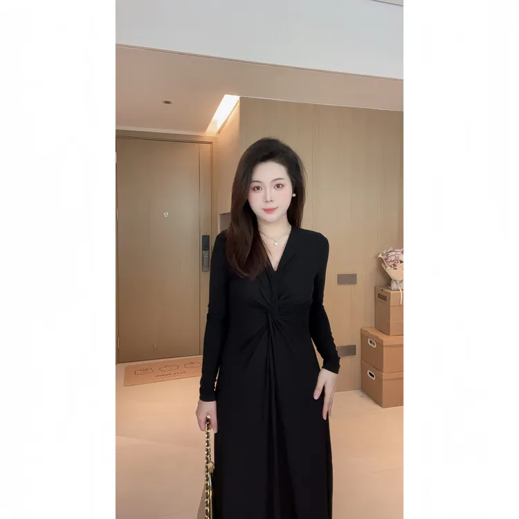黑色设计感弧形深V时尚针织长裙显瘦修身高级感小众长袖连衣裙女
