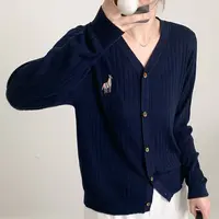 刺绣小马V领长袖针织衫胖mm大码新款高级感气质彩虹钉扣上衣5879