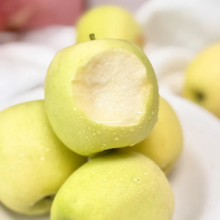 瑞雪苹果香甜多汁树上自然完熟新疆种植陕西发货送货上门