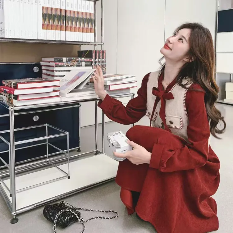 哺乳小香风红色套装女春秋辣妈外出喂奶2024新款两件套连衣裙中裙
