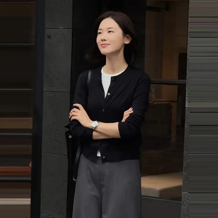 2025夏秋新款时尚范简约洋气通勤百搭圆领长袖女设计感小众上衣潮