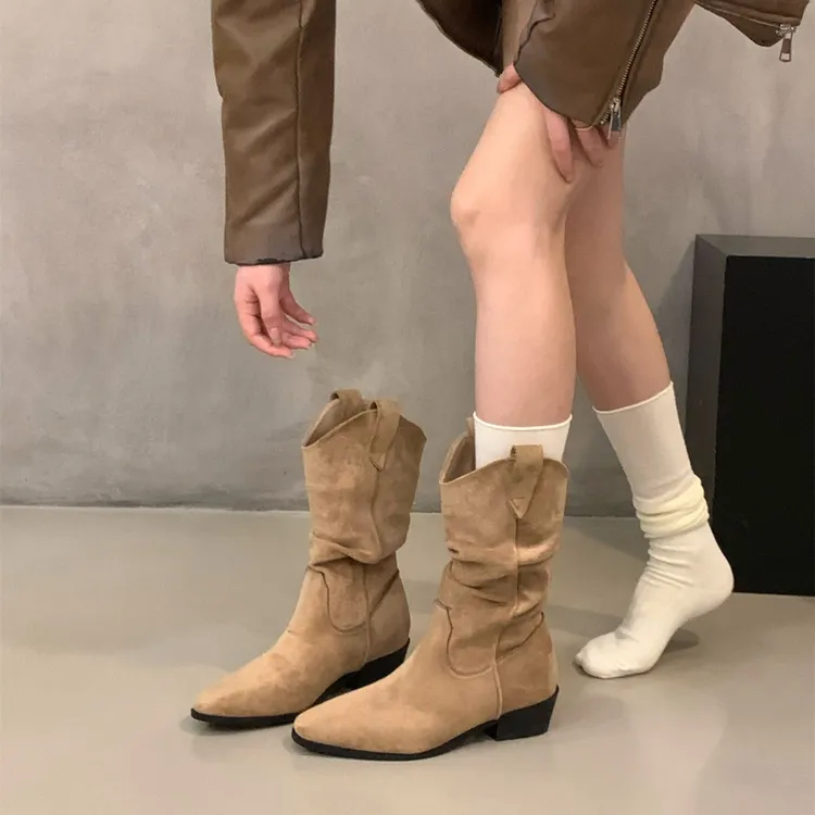 粗跟卡其色绒面堆堆中筒骑士靴女靴子2025秋冬季尖头V口瘦瘦短靴