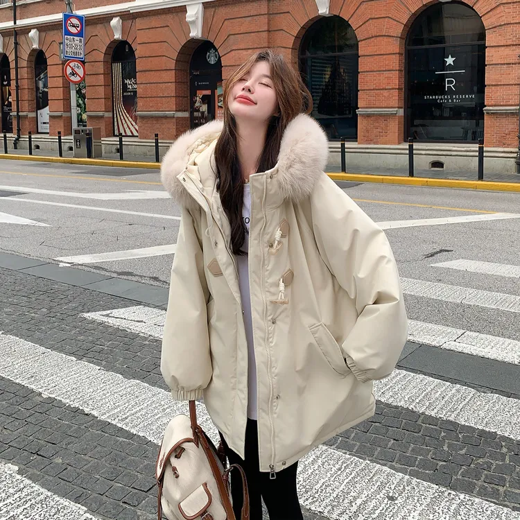 米杏色牛角扣派克羽绒服女2025冬季新款大毛领加厚工装白鸭绒外套