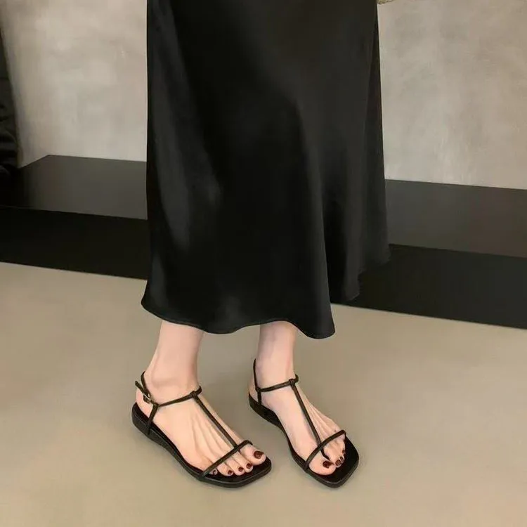 法式平底绝美夹趾凉鞋女夏季2025新款极简风沙滩鞋小坡跟罗马鞋子