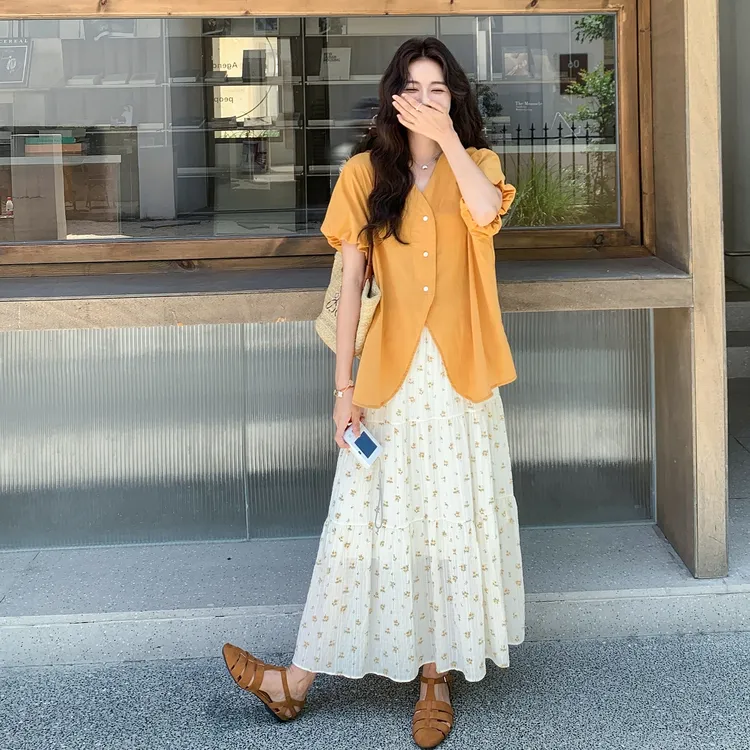 今年流行显瘦遮肉设计感学院风减龄韩系黄色衬衫碎花半身裙两件套