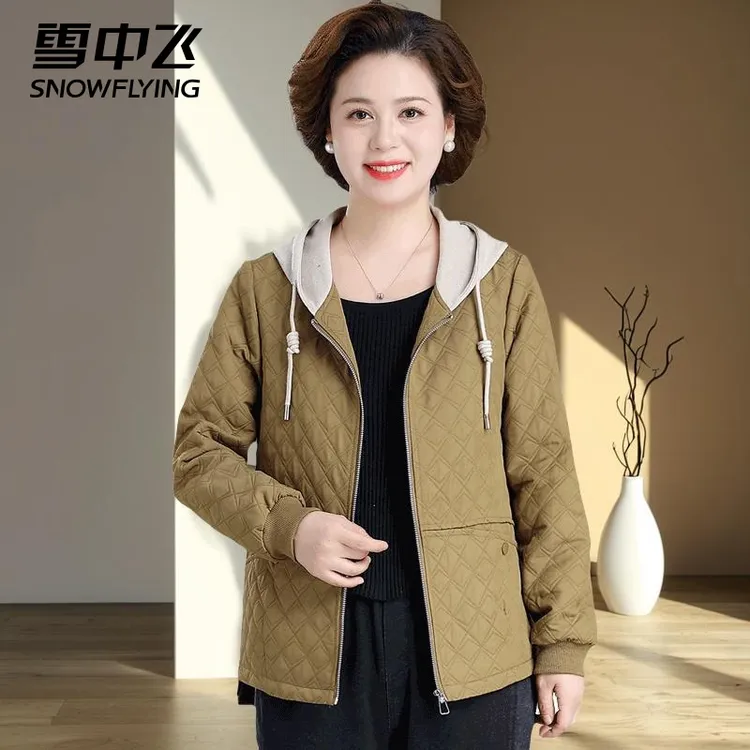 雪中飞高贵妈妈秋装2025新款风衣连帽外套中老年洋气时尚女上衣H