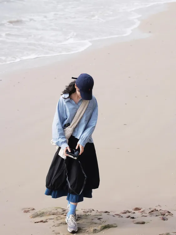 开春韩系穿搭2025新款蓝色衬衫女外套设计感chic上衣百搭半身裙