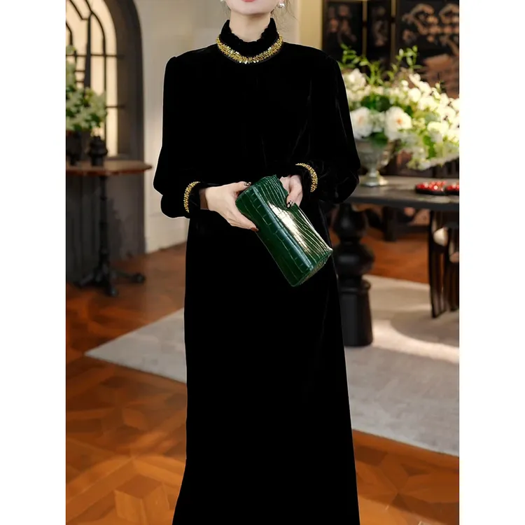 轻奢赫本风黑色丝绒长袖连衣裙2026春季新款法式高级感立领A字裙