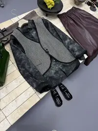 【镜川】双面穿V领个性薄款提花条纹单肩通勤街头风潮流马夹时尚