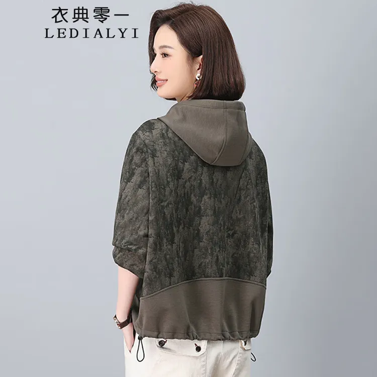 中年妈妈洋气连帽卫衣女2025春秋短款休闲宽松大码长袖印花上衣