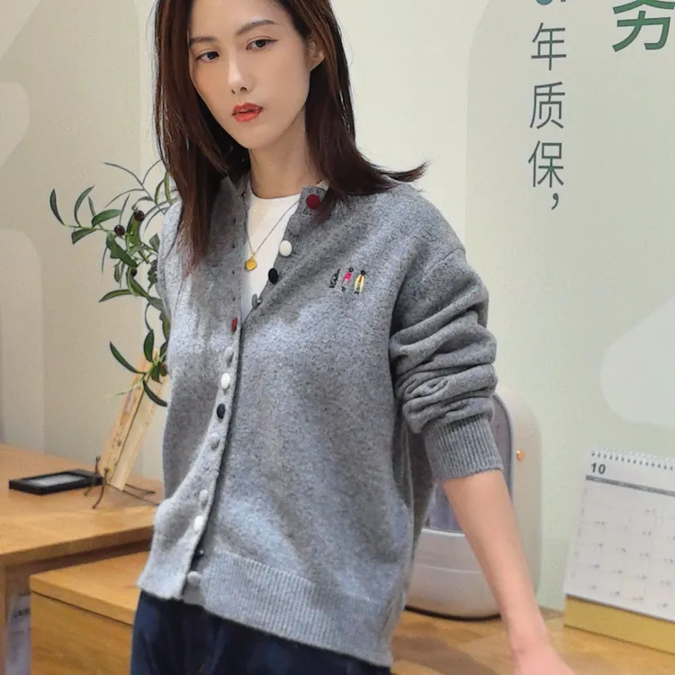 时尚百搭秋冬短款落肩袖宽松型绣花衫针织毛针织衫女休闲春秋圆领