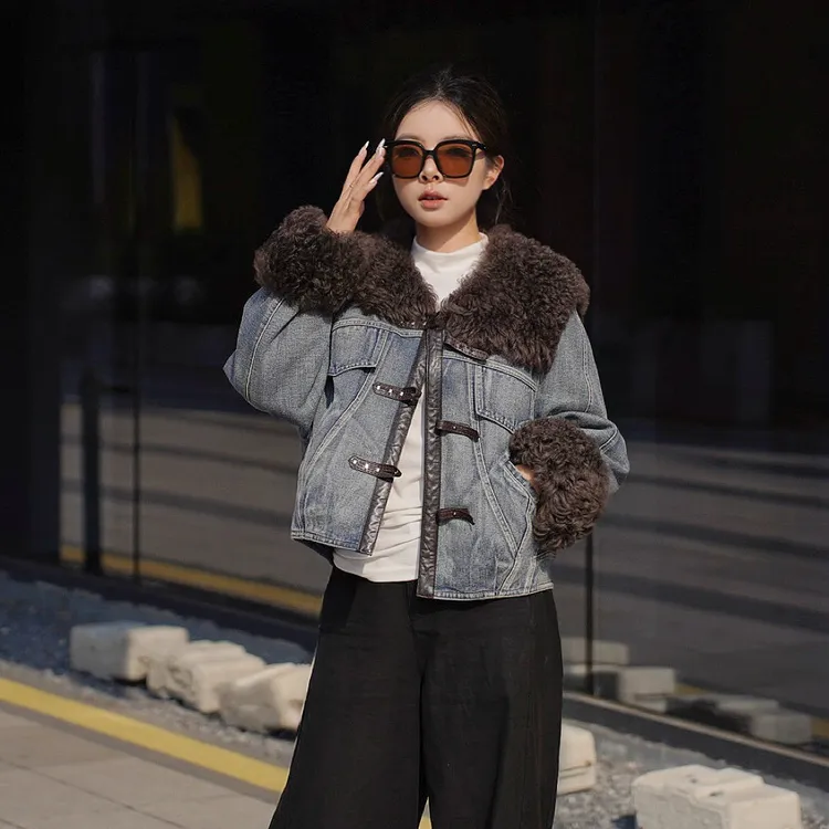 米优 2025冬季设计师轻奢托斯卡纳羊毛皮毛一体白鹅绒牛仔外套