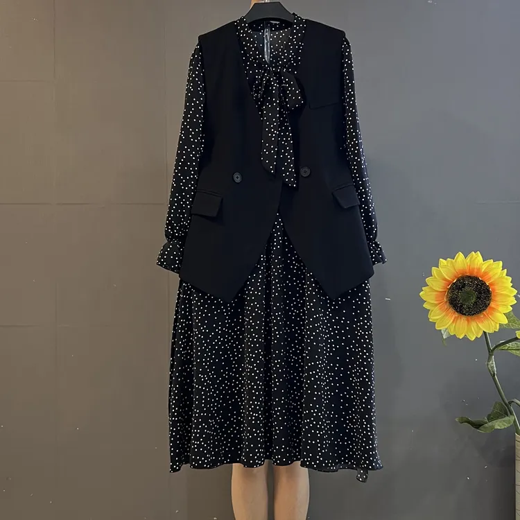 秋季新款轻奢通勤风纯色显瘦马甲搭配长袖波点连衣裙套装