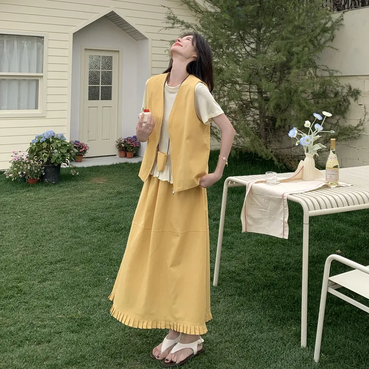 韩系高级感撞色套装裙2025夏新款设计感短款马甲T恤半身裙三件套