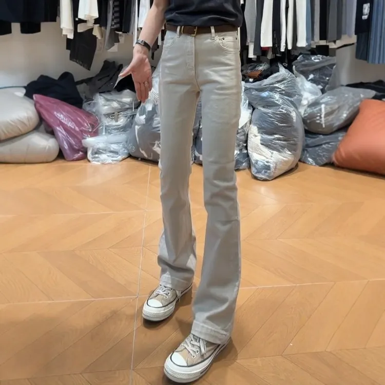 2026春季新款潮牌女装气质时尚燕麦色高级风窄版显瘦牛仔微喇裤子