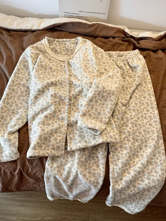 冬款加厚女士珊瑚绒睡衣套装舒适保暖蕾丝边长袖长裤家居服两件套