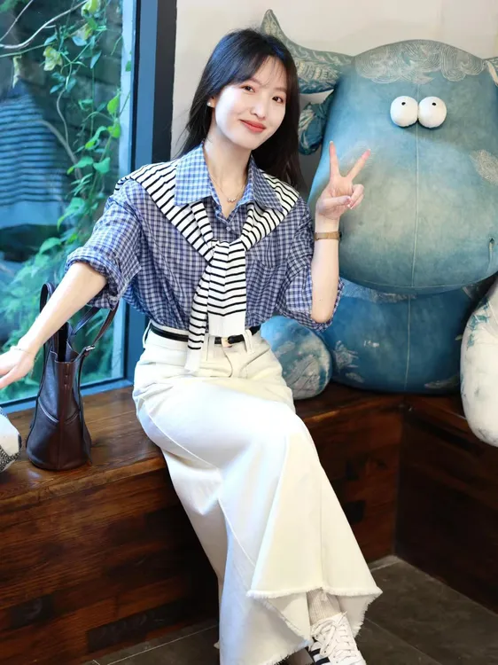 【轻行公式】时尚韩系高级感蓝色格子衬衫条纹披肩白色长款半裙套装