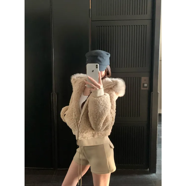 "豆乳奶卷"北美白女新宠 娇姐私服羊毛连帽毛领仿皮草羊