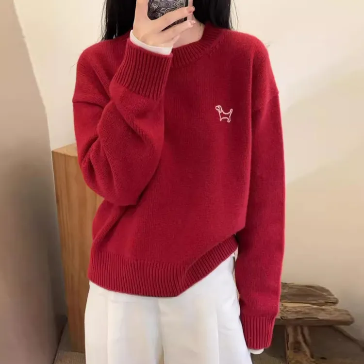 小狗刺绣秋冬落肩袖慵懒毛衣女针织衫上衣新年红色圆领打底羊毛衫