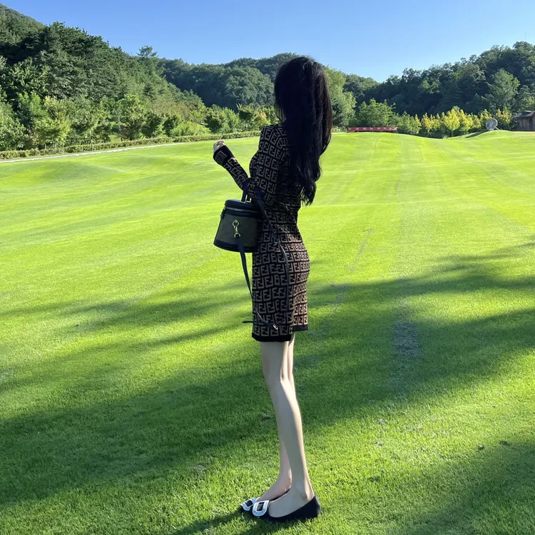咖啡色针织长袖印花设计感小众气质连衣裙显瘦时尚秋冬黑色修身