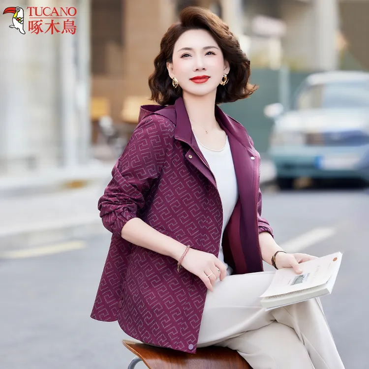 啄木鸟品牌时尚妈妈春秋装气质连帽外套2025新款纯色中老年女上衣
