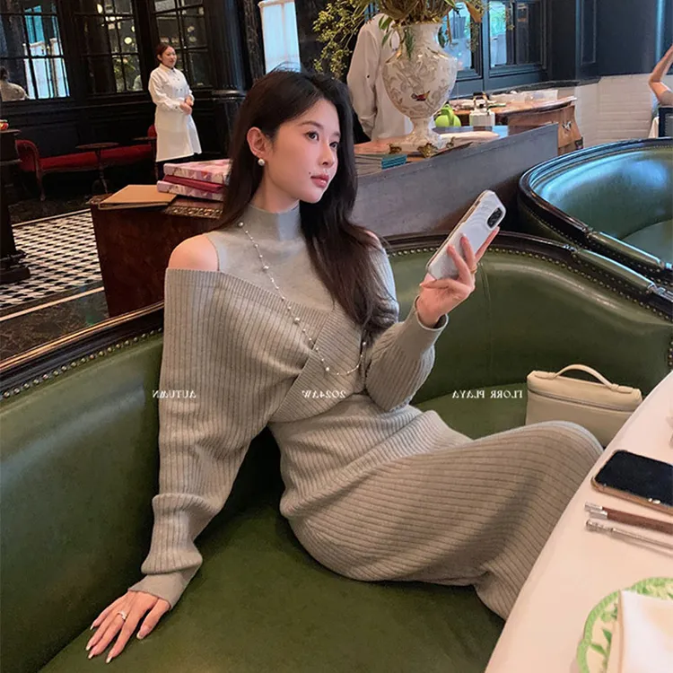 秋冬小香风气质露肩假两件收腰半高圆领针织连衣裙女显瘦包臀长裙