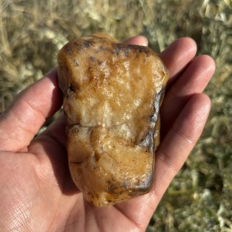 内蒙古乌拉特后旗黄蜡石沙漠漆