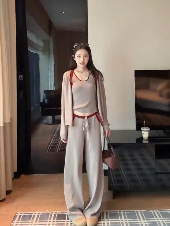 2025秋季新款韩系休闲穿搭气质针织开衫背心上衣撞色阔腿裤三件套