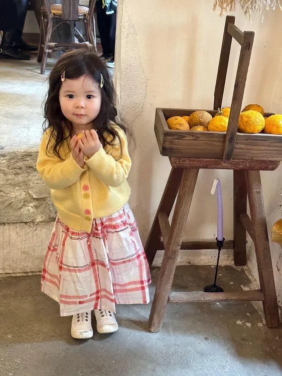 《甜小七》2025女童春季开学季小清新黄色开衫白T格子半身裙套装