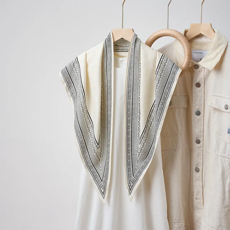 新款简约白色多功能披肩纯色极简菱形巾仿真丝斜纹凉感三角形丝巾