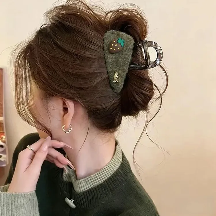 立体草莓毛毡三角头发抓夹女2025新款发夹高级感鲨鱼夹巨好看发绳