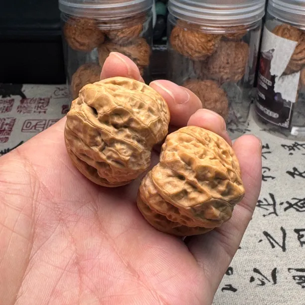 210号水晶皮蛤蟆头文玩核桃实物拍摄图 尺寸:36边39肚31高