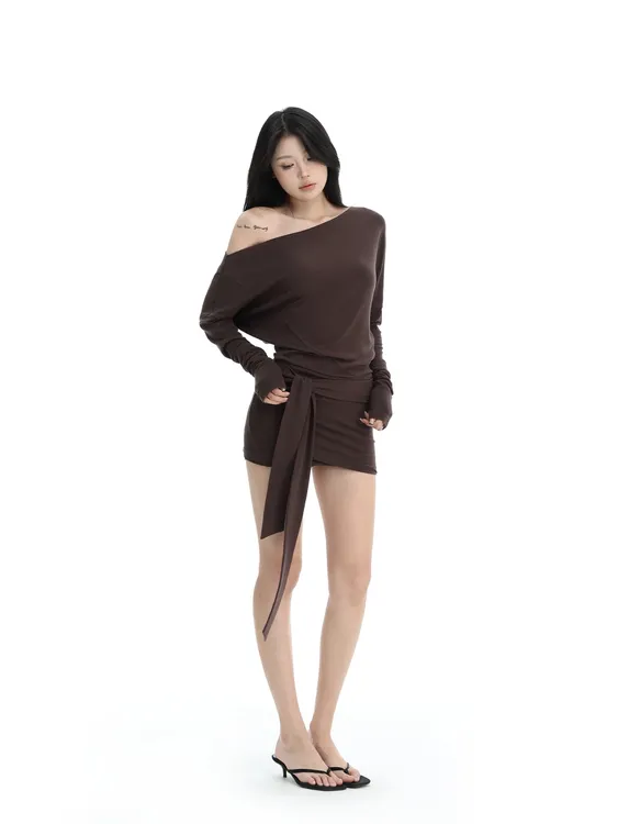 美拉德棕色设计感斜肩长袖连衣裙2025秋季新款气质修身包臀短裙