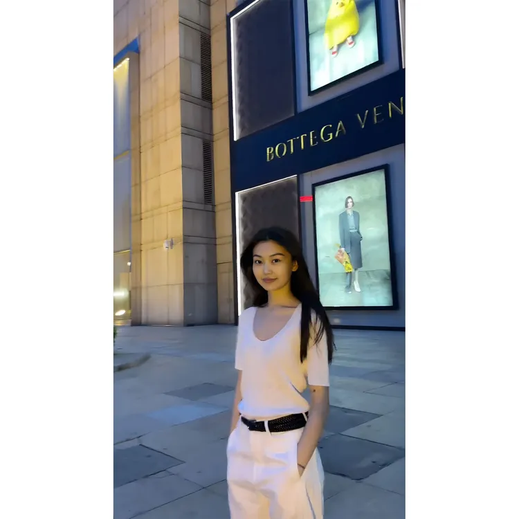 MARIE.COCO高级感干练气质白色V领短袖T恤搭配时尚直筒休闲裤套装