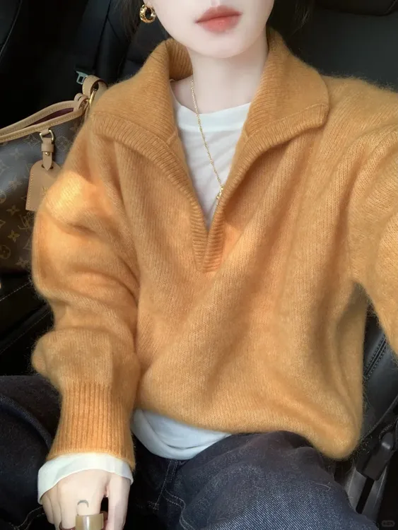 2025秋季新款高级感好看软糯浣熊绒毛衣女慵懒v领针织上衣牛仔裤