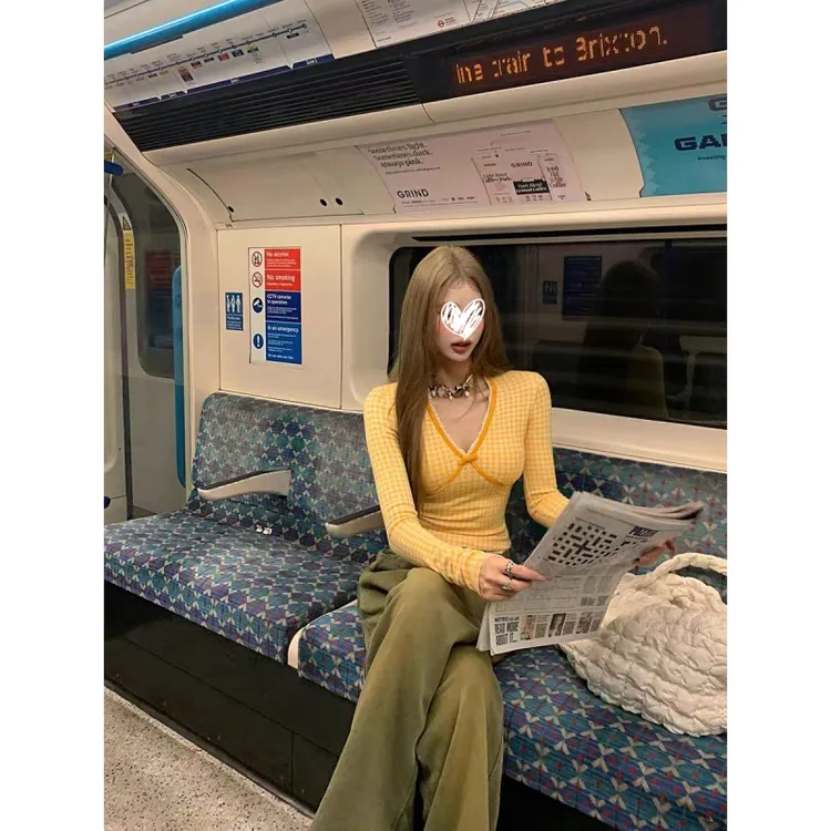 V领格子打底衫长袖T恤修身上衣女秋冬新款甜美温柔风内搭F01590