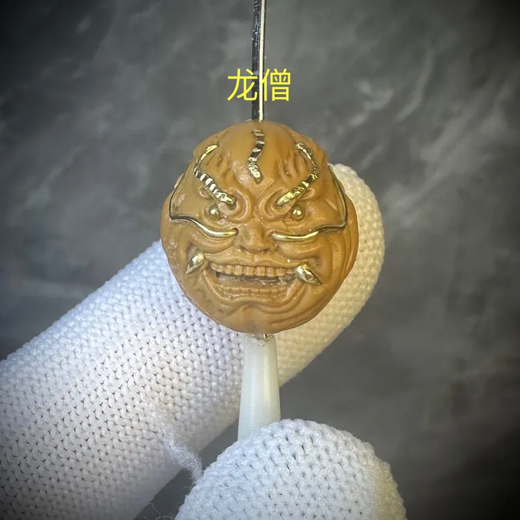 猴头镶嵌单颗核桃雕刻