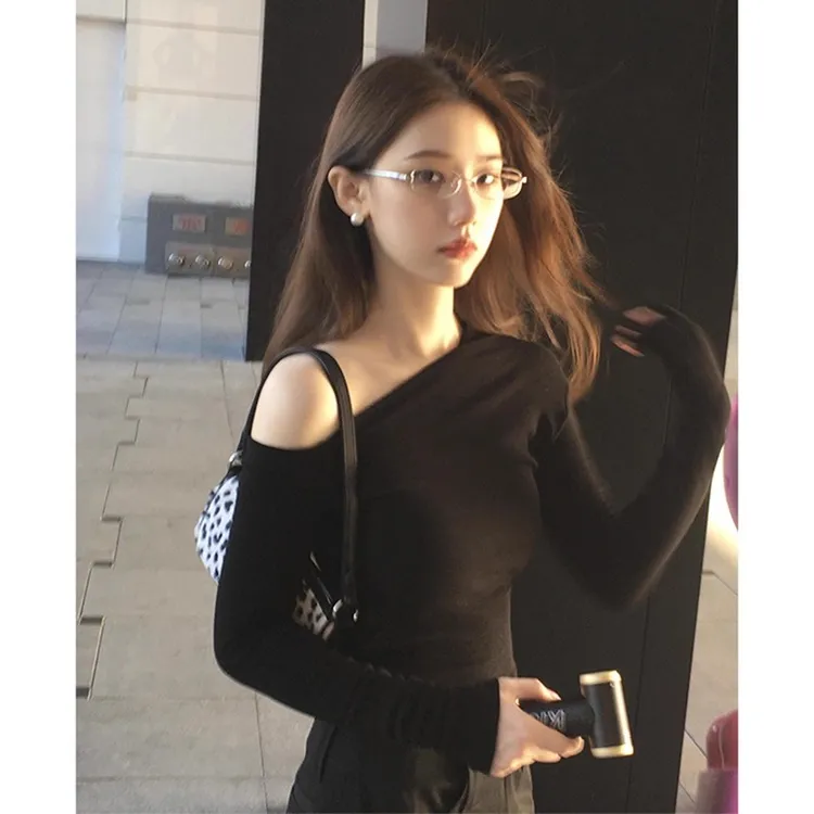 黑色一字露肩斜肩长袖t恤女2025秋季新款高级感修身显瘦纯欲上衣