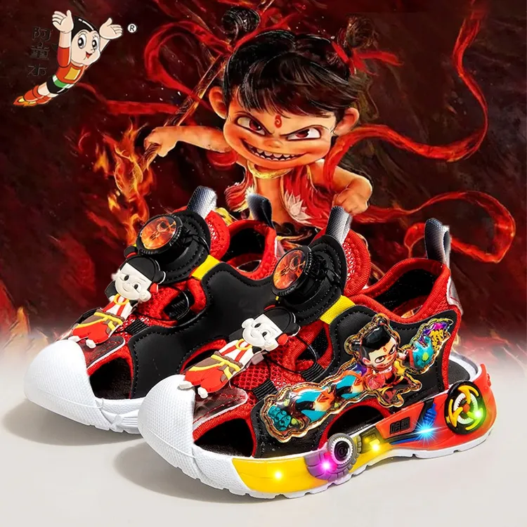 阿童木哪吒男童凉鞋2025新款夏季儿童包头亮灯运动沙滩鞋中大童防