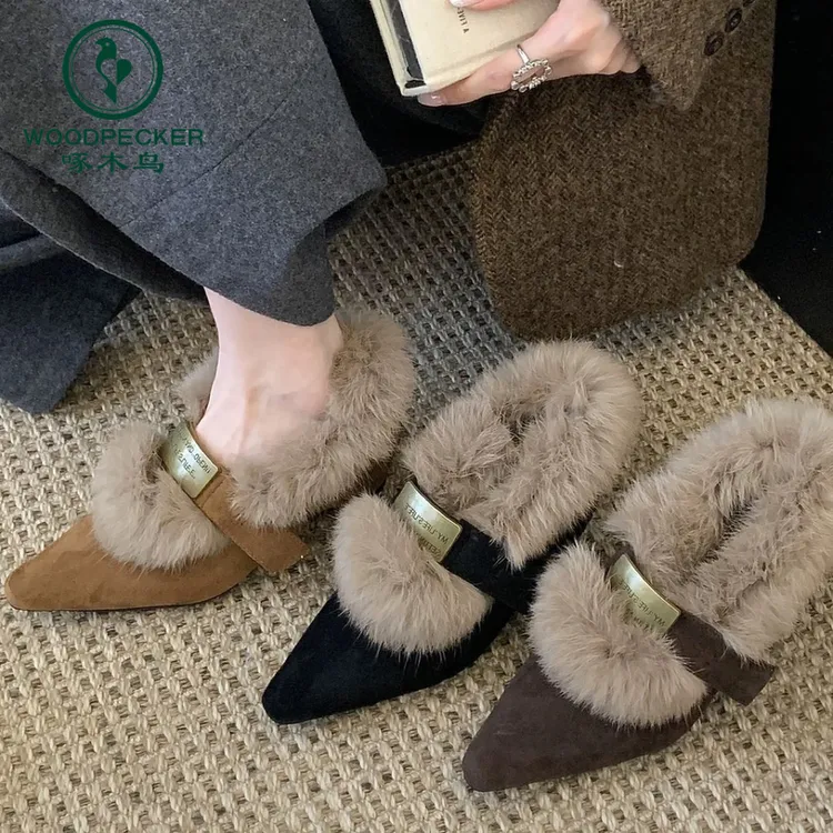 啄木鸟复古氛围感加绒尖头毛毛鞋女2025冬新款一脚蹬百搭浅口单鞋