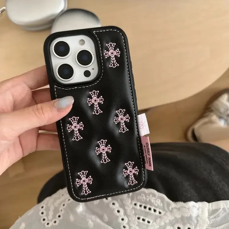 简约暗黑刺绣十字架iPhone14/13适用苹果16/15PROMAX手机壳防摔套