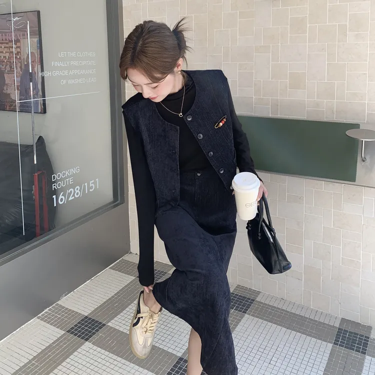 法式气质轻熟风套装裙女秋季2025新款圆领马甲打底衫半身裙三件套
