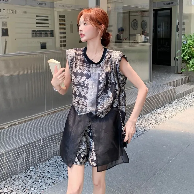 2025年夏季新款韩版复古印花拼接网纱无袖上衣高腰阔腿短裤两件套