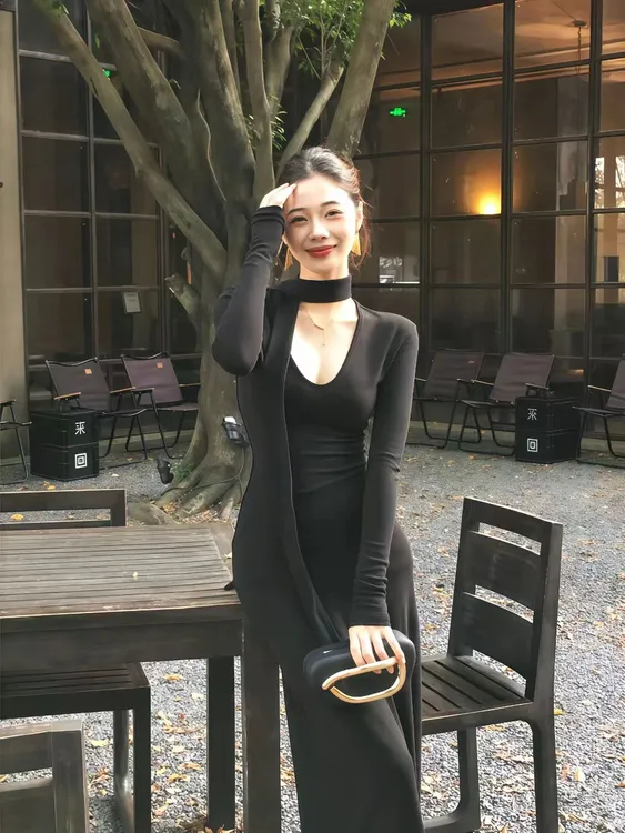 秋冬法式辣妹V领挂脖飘带长袖连衣裙秋季高级感收腰包臀裙加薄绒